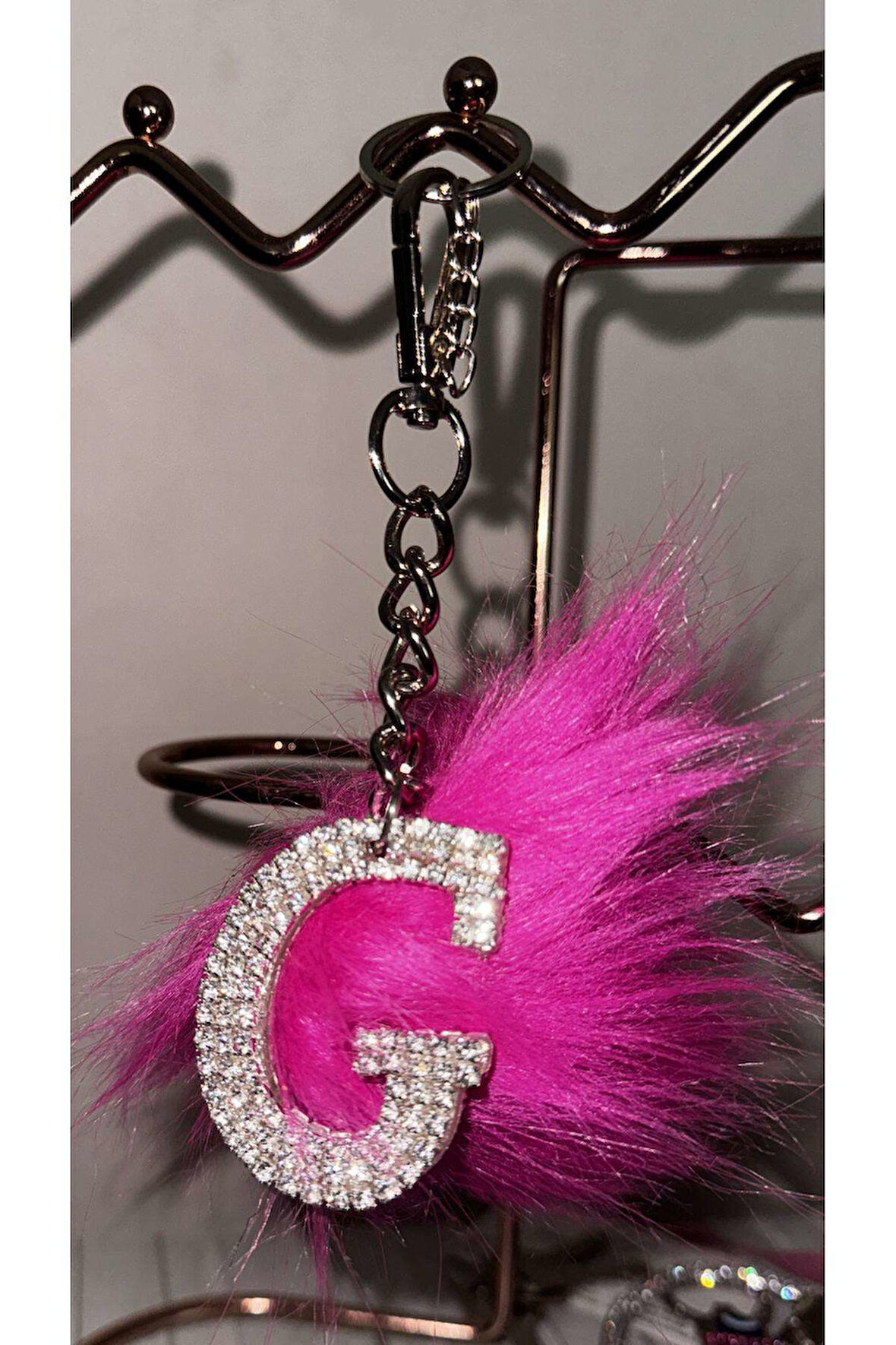 PEMBE FUŞYA TÜYLÜ G HARF ANAHTARLIK