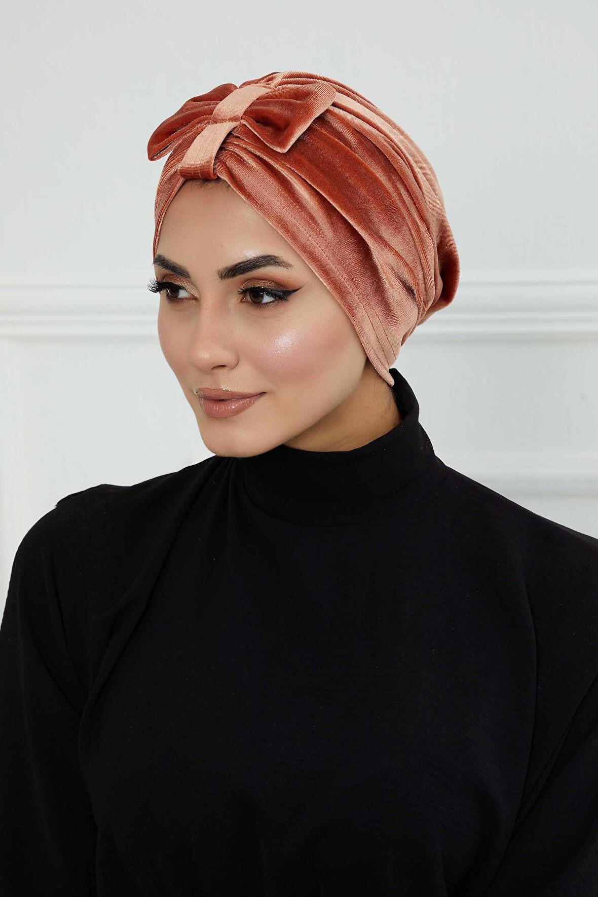 Önden Fiyonklu Kadife Bone,B-7K