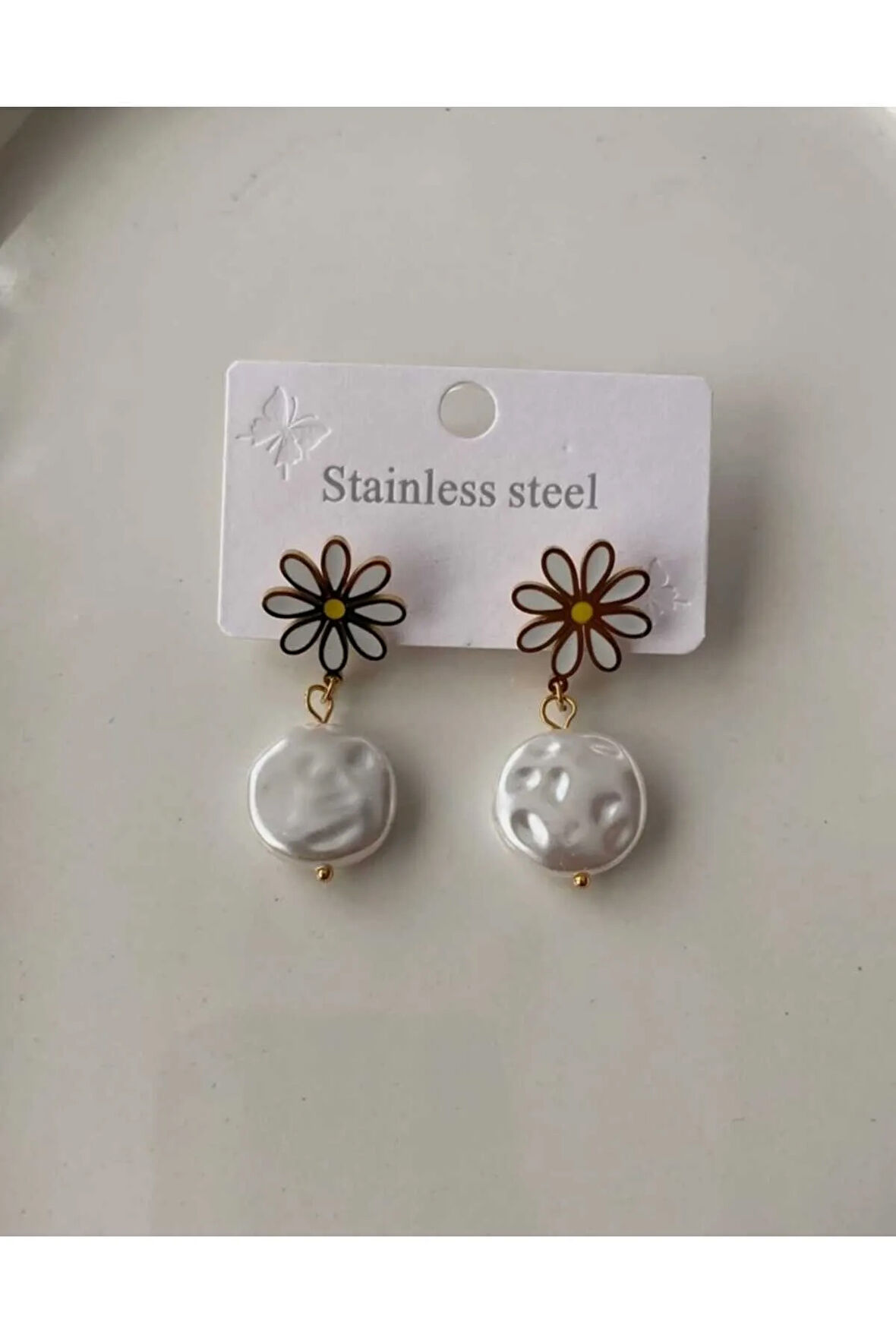 Sallantılı Papatya Desenli Çelik Küpe