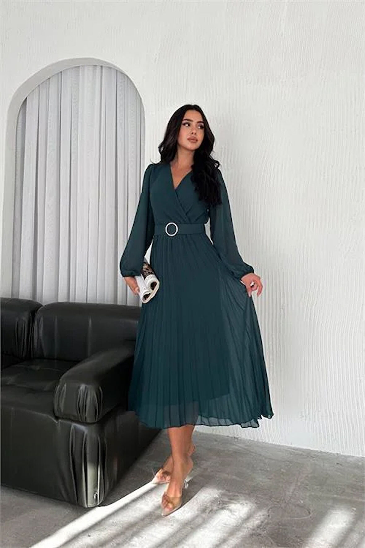 Dipmoda kadın zümrüt yeşil piliseli kemerli şifon elbise DPK3028