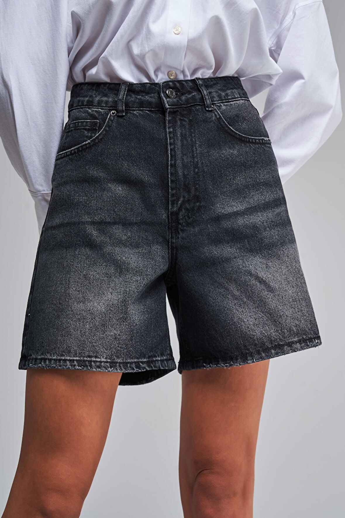 Kadın Koyu Füme Renk Mom Fit Midi Boy Denim Şort