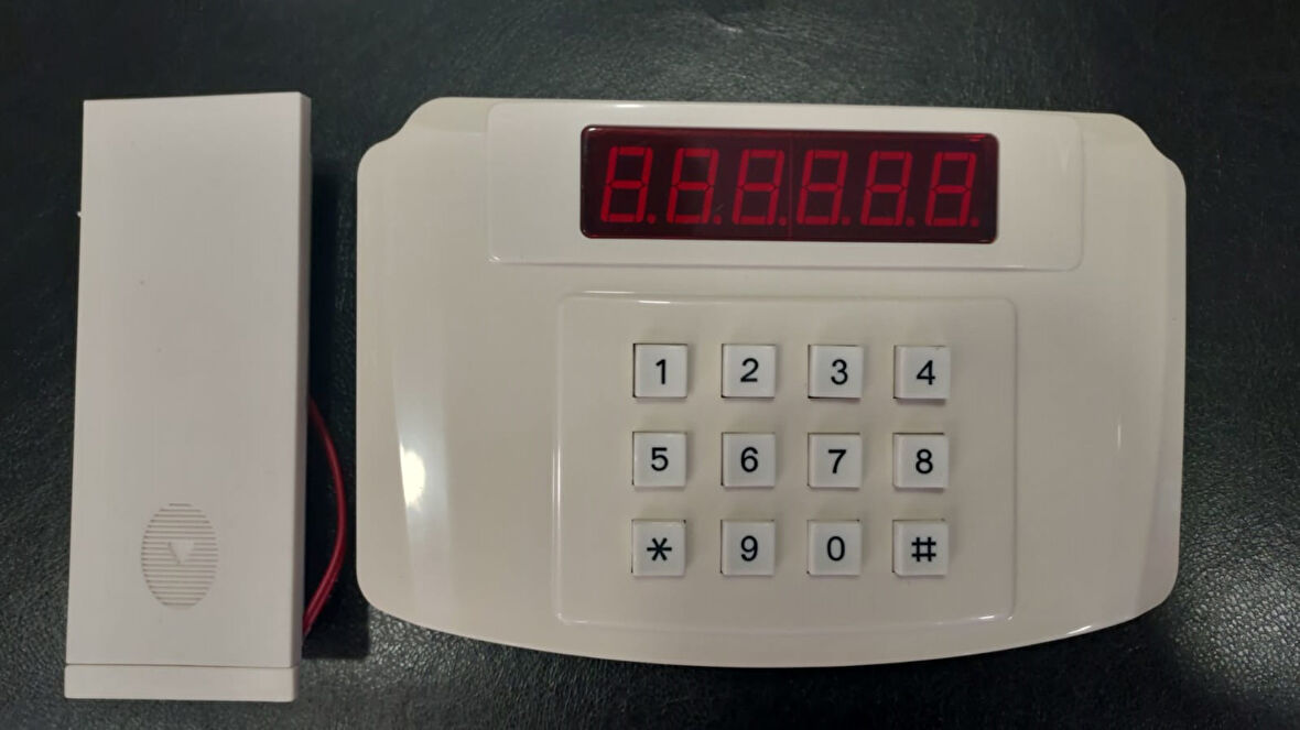 Kilitleme sistemi için motorlu mekanizmalı dijital tuş takımı