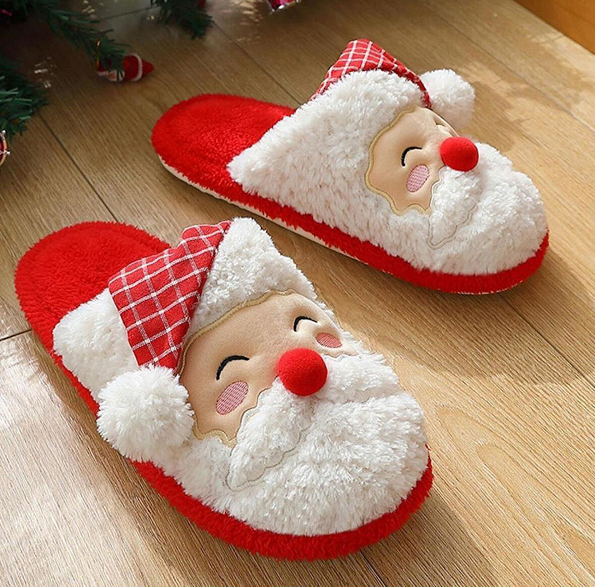 Kadın Yılbaşı Özel Tasarım Sessiz Yumuşak Taban Kışlık Ev Terliği Noel Baba Figürlü Pofuduk Terlik 