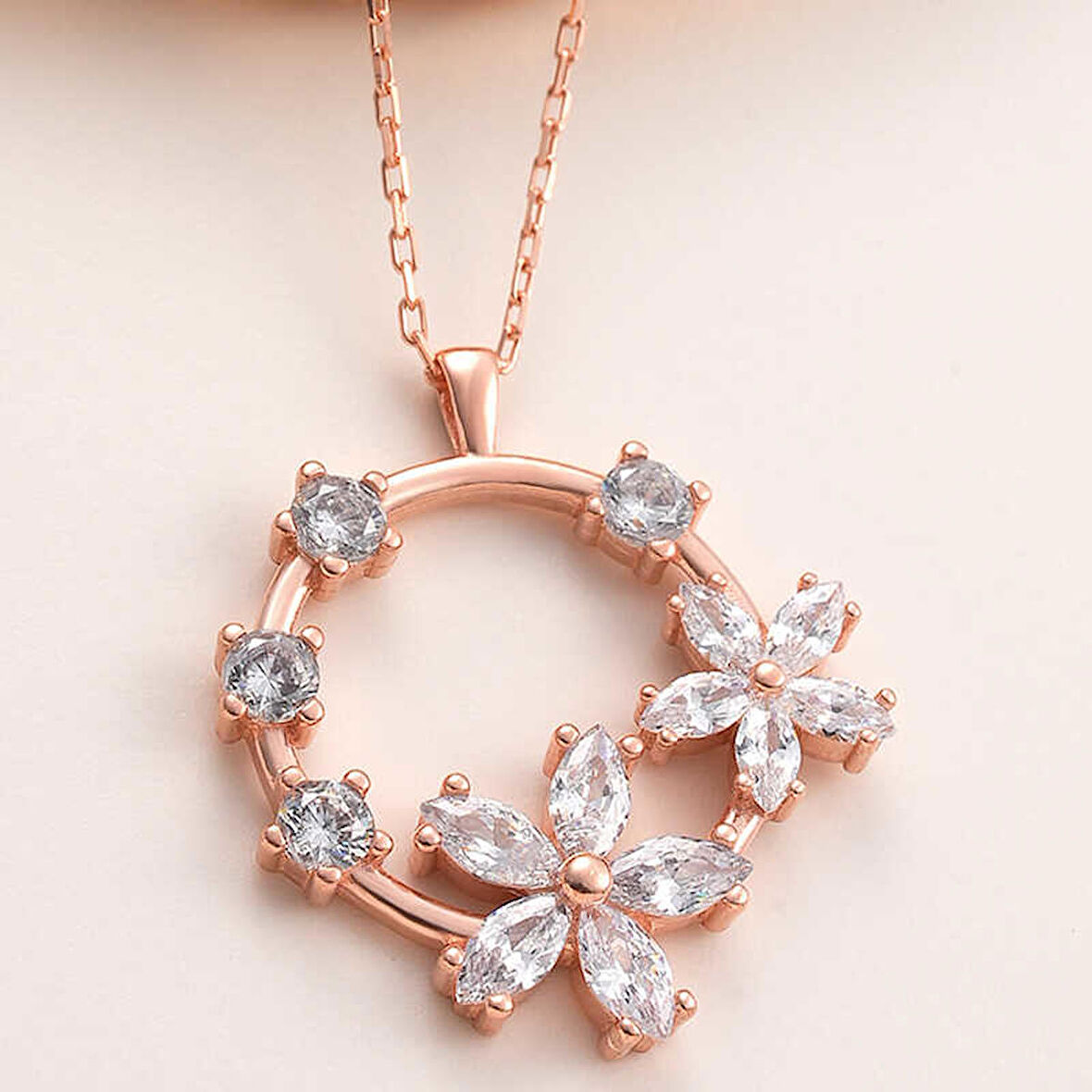 Lucky Life 925 Ayar Gumuss  Rose Beyaz Çiçek KadIn Kolye