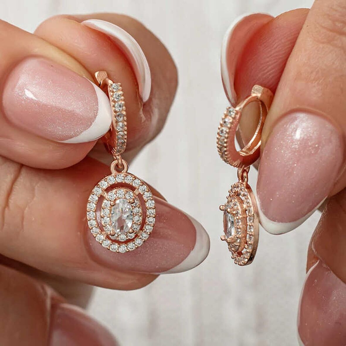 Lucky Life Gümüşş Rose Oval Taşlı Sallantılı Küpe