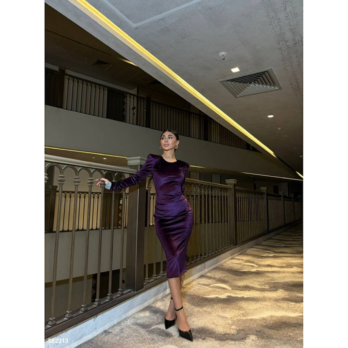 Lucky Life Kadın Bisiklet Yaka Vatkalı Manşet Detay Kadife Kumaş Midi Boy Elbise