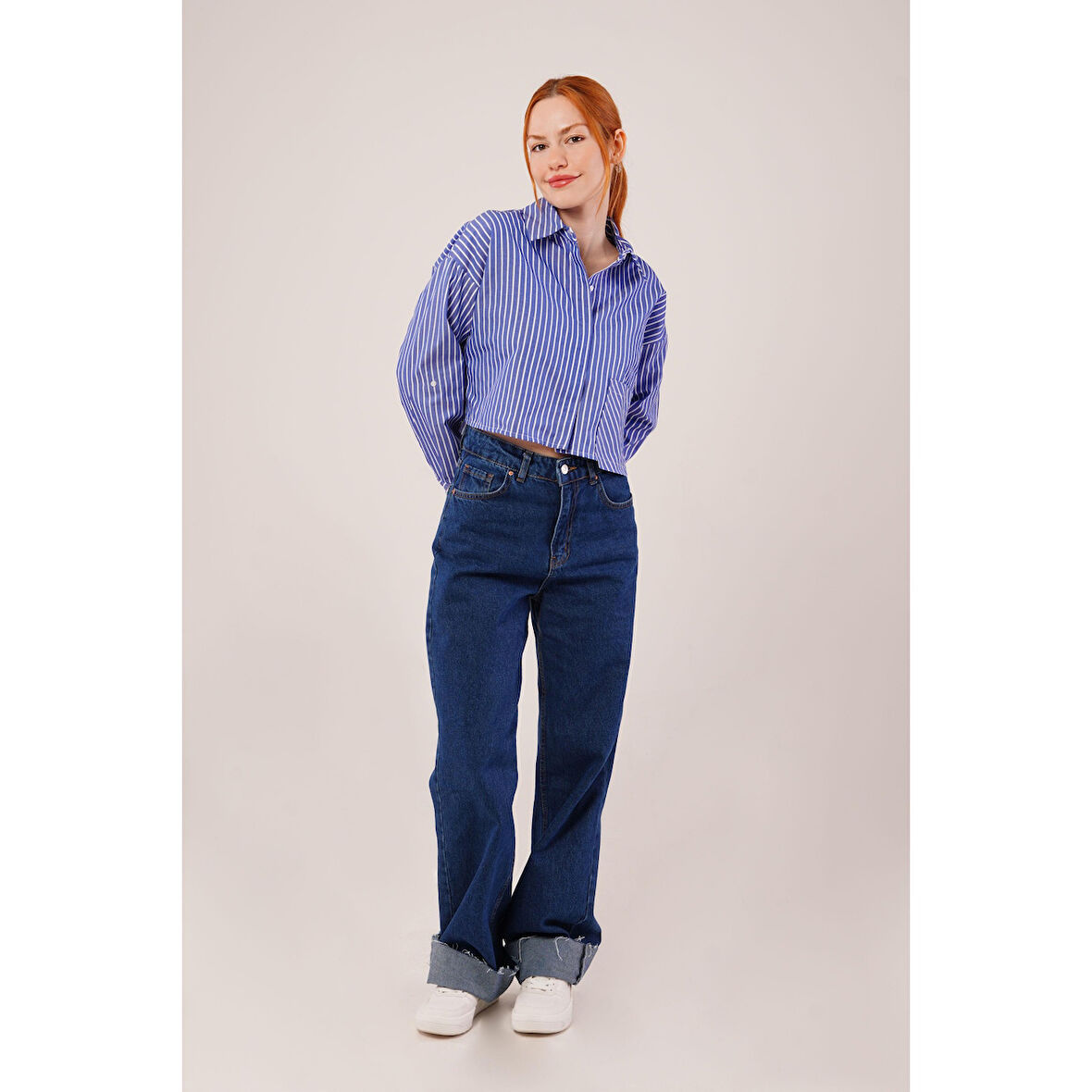 Crop Model Cepli Ve Çizgili Mavi Gömlek