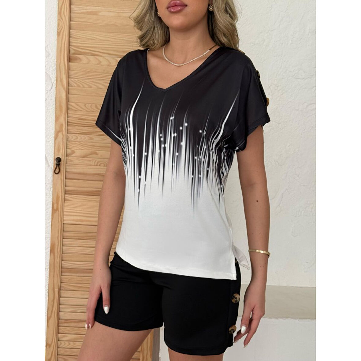 Lucky Life Kadın V Yaka Kısa Kol Kenarları Minik Yırtmaç Detaylı Dalgıç Bluz + Düğme Detaylı Dalgıç şort