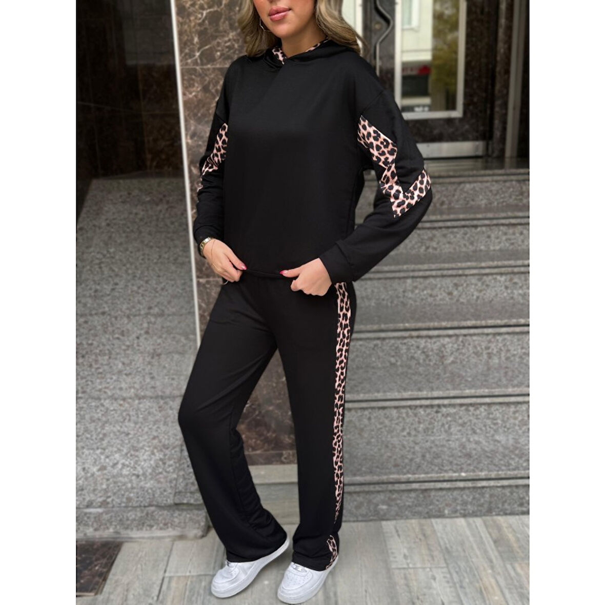 Lucky Life Kadın Kapüşonlu Leopar Detay Sweat Ve Yüksek Bel Yanları Leopar şeritli Bol Paça Pantolon Ikili Takım