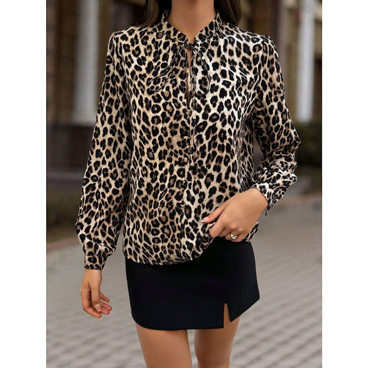 Lucky Life Kadın Uzun Kollu Yakadan Bağcıklı Leopar Desenli Süprem Bluz