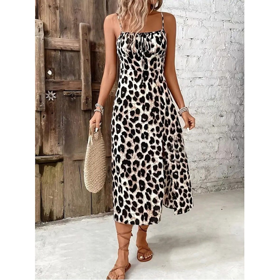 Lucky Life Kadın Askılı Yakadan Bağcıklı Yırtmaçlı Leopar Desenli Midi Süprem Elbise