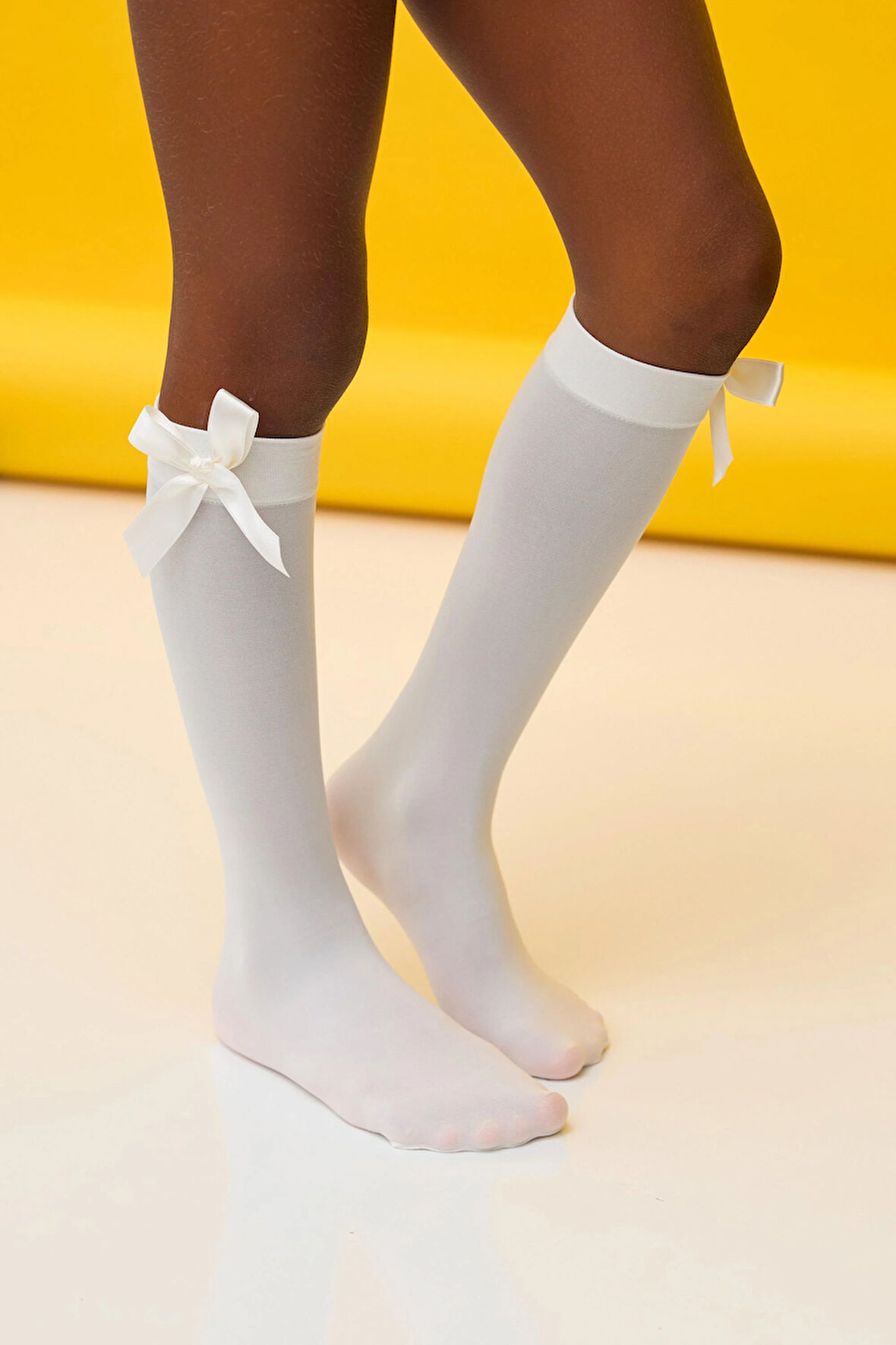 Kız Çocuk Aksesuarlı Dizaltı Çorap Ekru