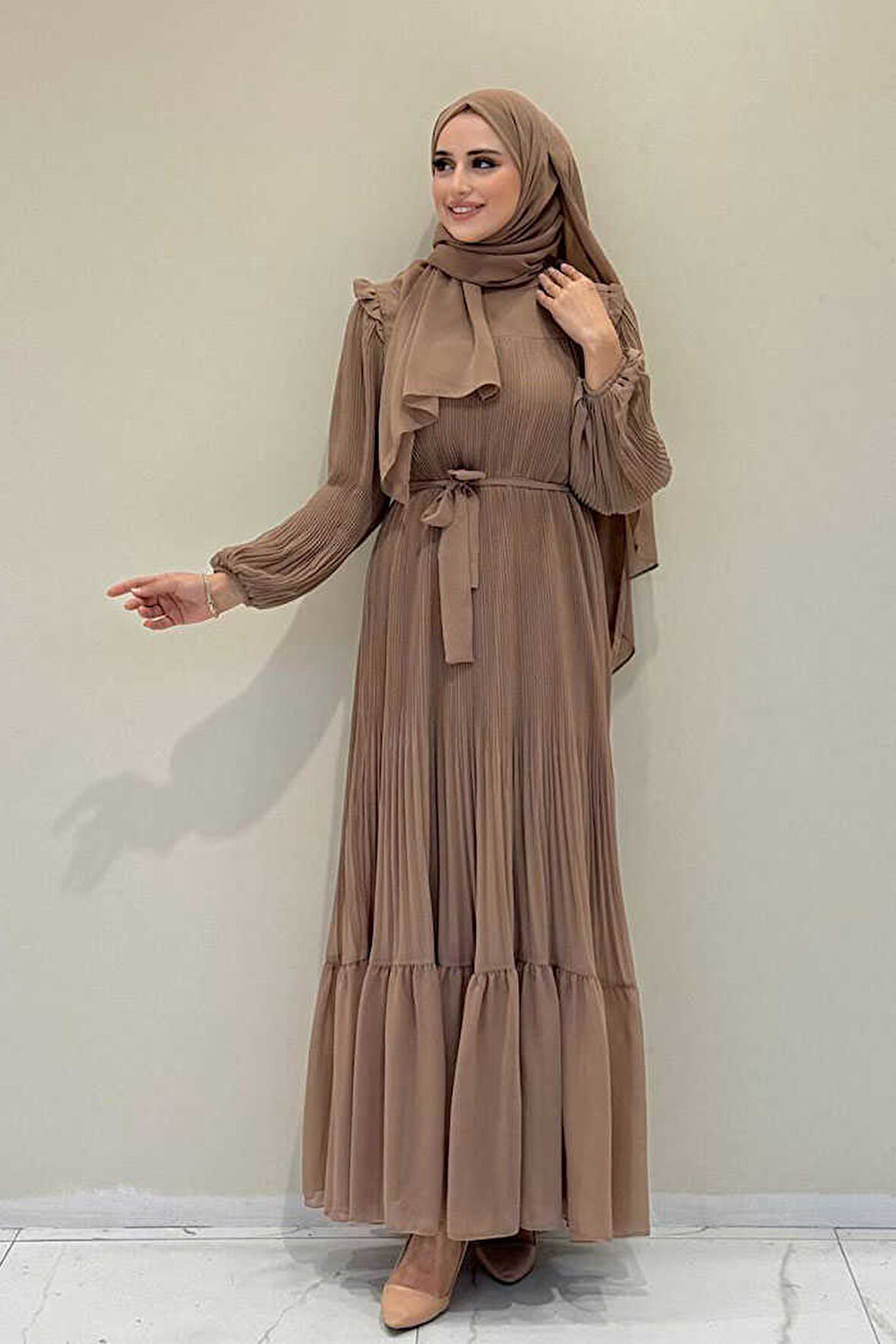 Piliseli Fırfır Görünümlü Bel Kuşaklı Şifon Elbise 3628 Vizon