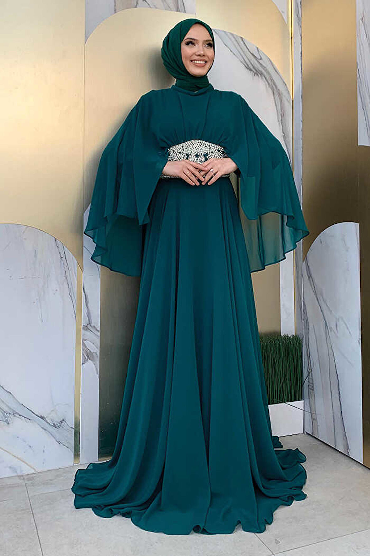 Bym Fashion Pelerinli Bel Taş İşleme Detay Şifon Abiye Elbise 5001 Zümrüt