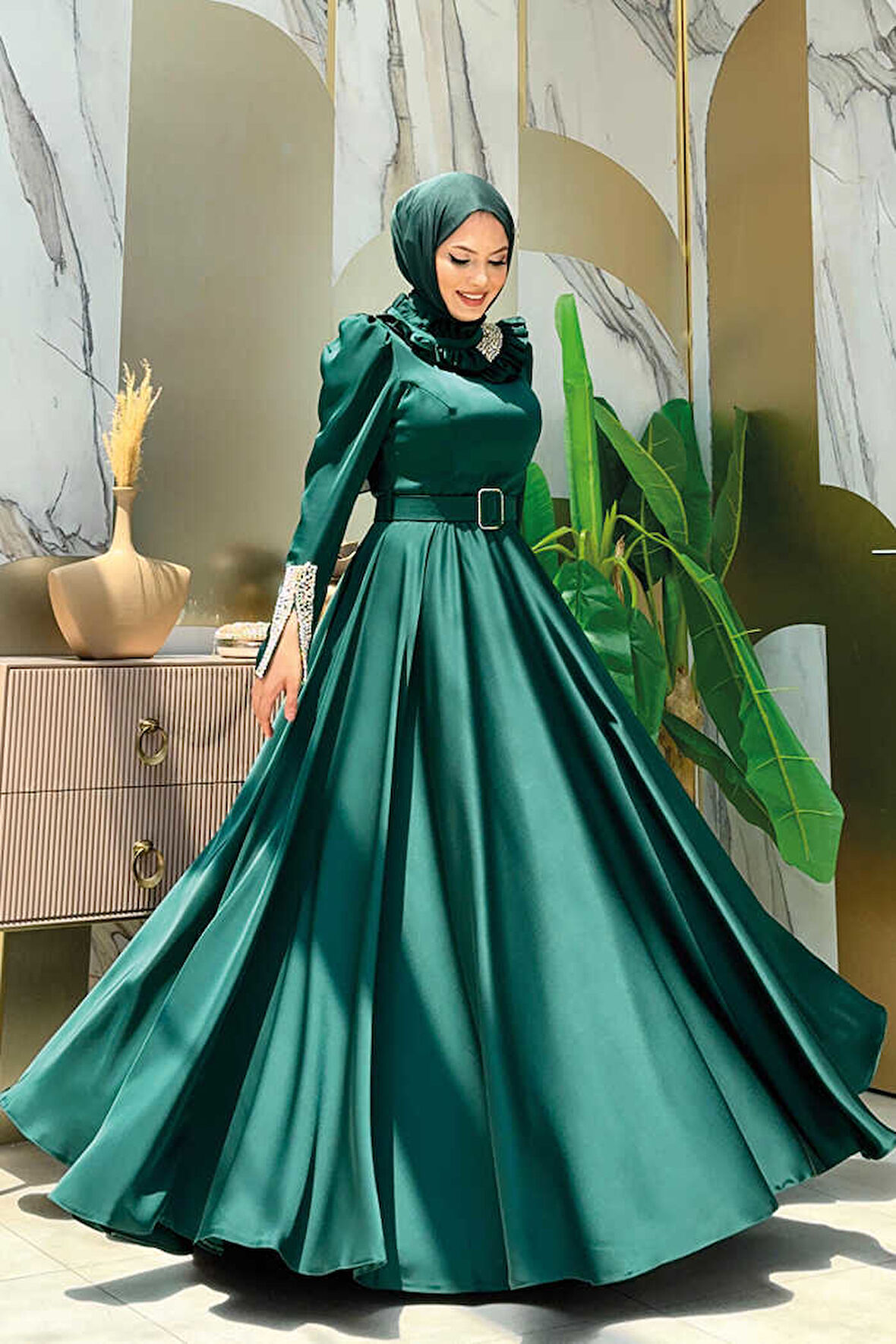 Bym Fashion Fırfırlı Taş Detaylı Kemer Aksesuarlı Saten Abiye Elbise 1155 Zümrüt