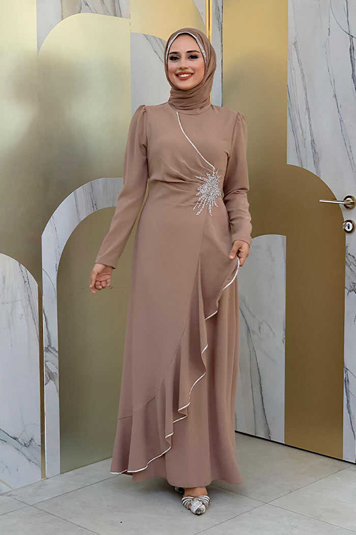 Bel Kısmı Taş İşlemeli Fırfır Görünümlü Elbise 3894 Vizon