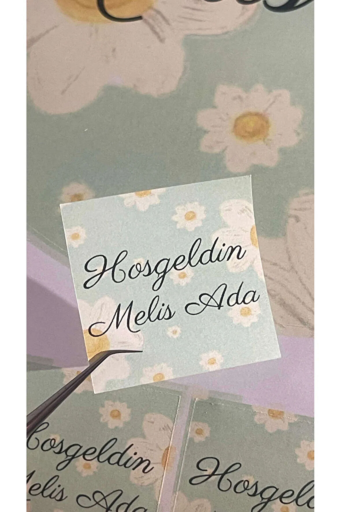 Hoşgeldin Yazılı Papatyalı Yenidoğan Çikolata Etiketi 4x4 cm 108 Adet