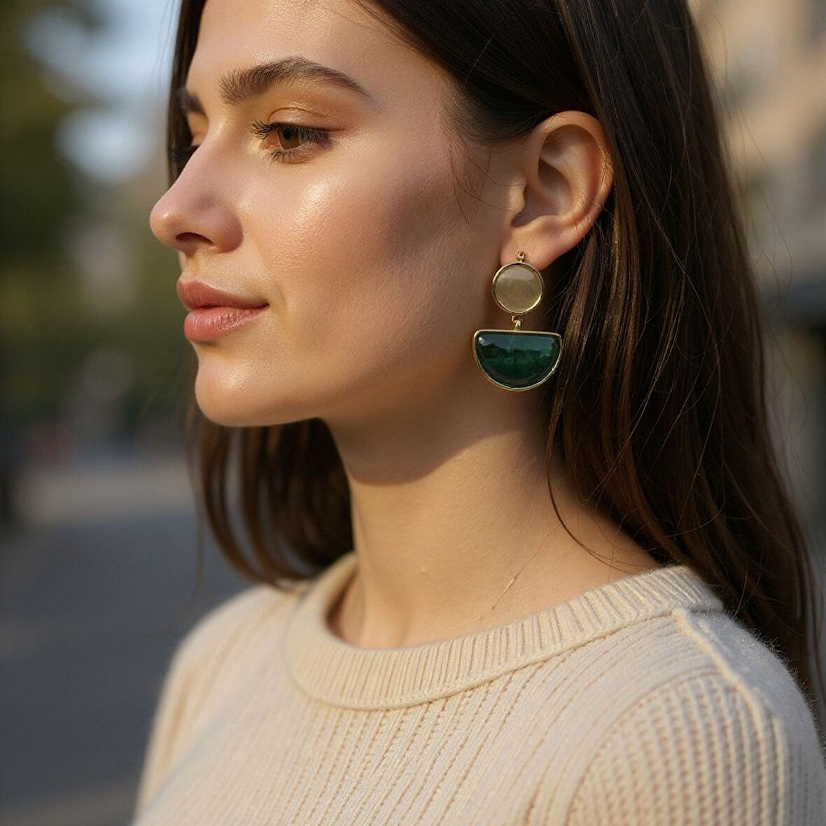 Yeşil Taşlı Minimal Küpe - Altın Renk Detaylı Zarif Tasarım