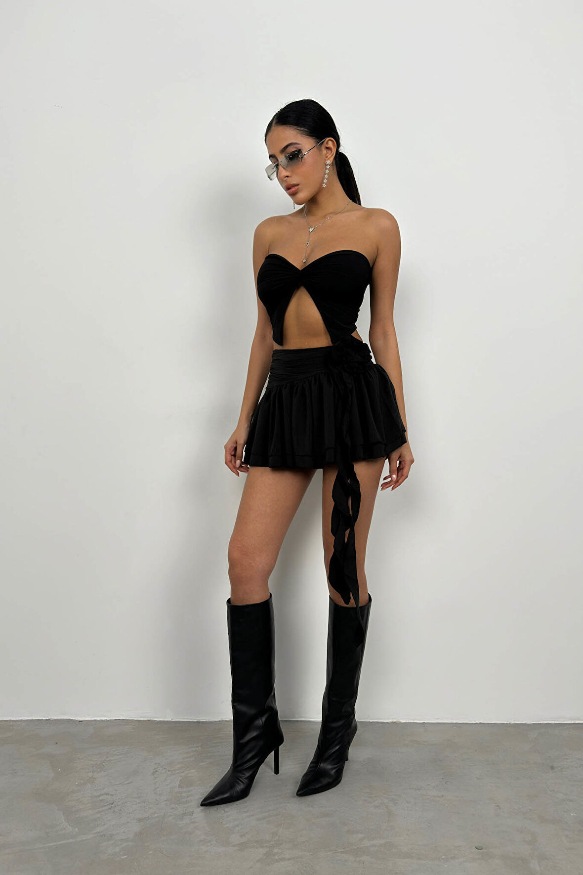 Gül Detay Volanlı Siyah Etek