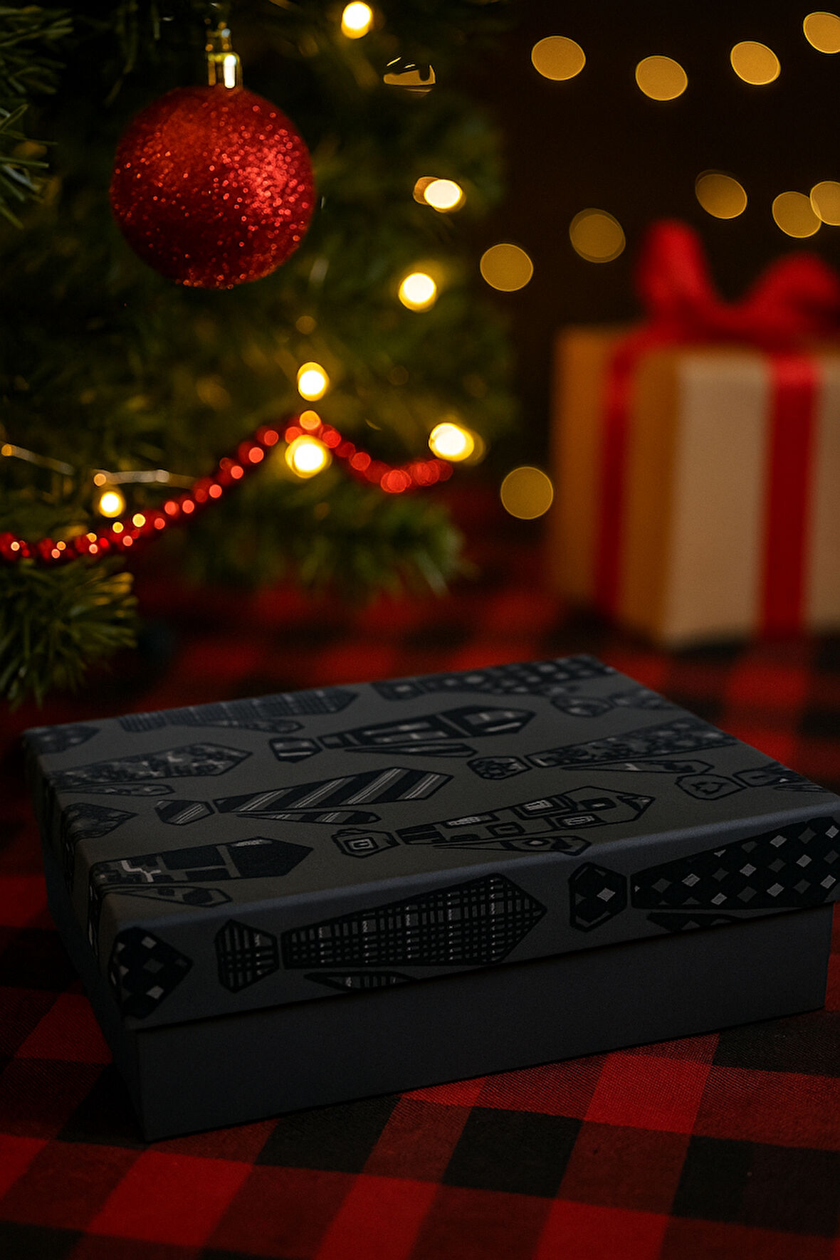 16×24×6,5 cm Kadife Dokulu Kravat Görselli Siyah Zemin Lüks Erkeğe Özel Hediye Kutusu