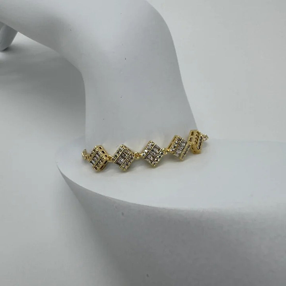 Özel Seri Gold Kare Taşlı Detay Su Yolu Bileklik - Gold