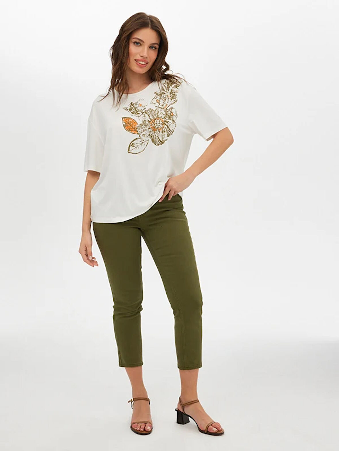 Çiçek Baskı Detaylı Yuvarlak Yaka Kısa Kol T-Shirt S25TSH071