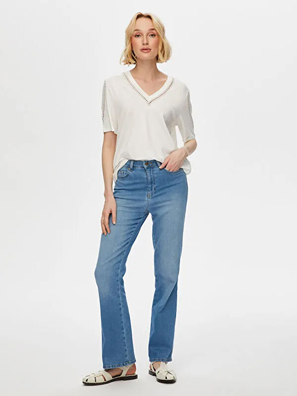 Yakası Ve Kolu Delik İşi Nakış Detaylı Kısa Kol T-Shirt S25TSH065