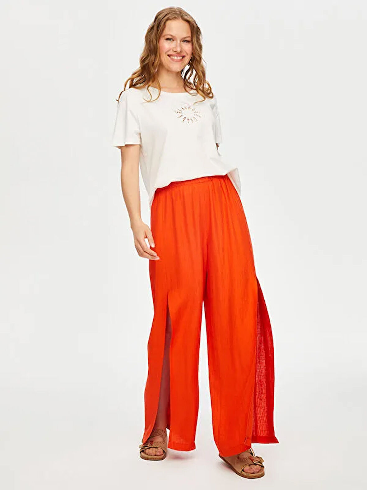 Resort Delik İşi Nakışlı Yuvarlak Yaka T-Shirt S25TSH111