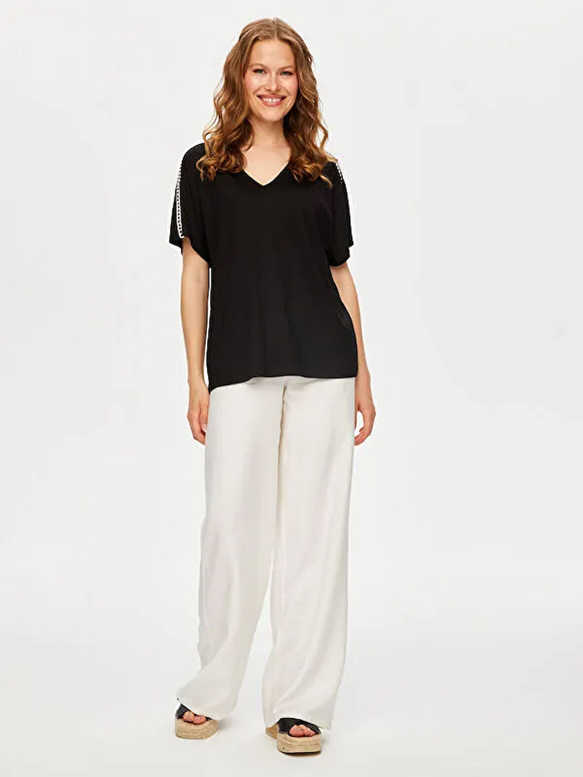 Resort Omuzları Şerit Detaylı V Yaka Kısa Kol T-Shirt S25TSH118