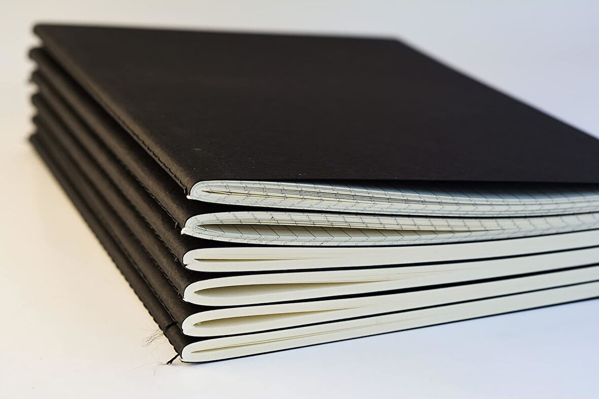 Tanıtım 4 Adet Çizgili Terzi Dikişli Defter, A5 Boyutunda, Ofis İçin İdeal, Planlayıcı (Siyah Kapak Tasarımı)