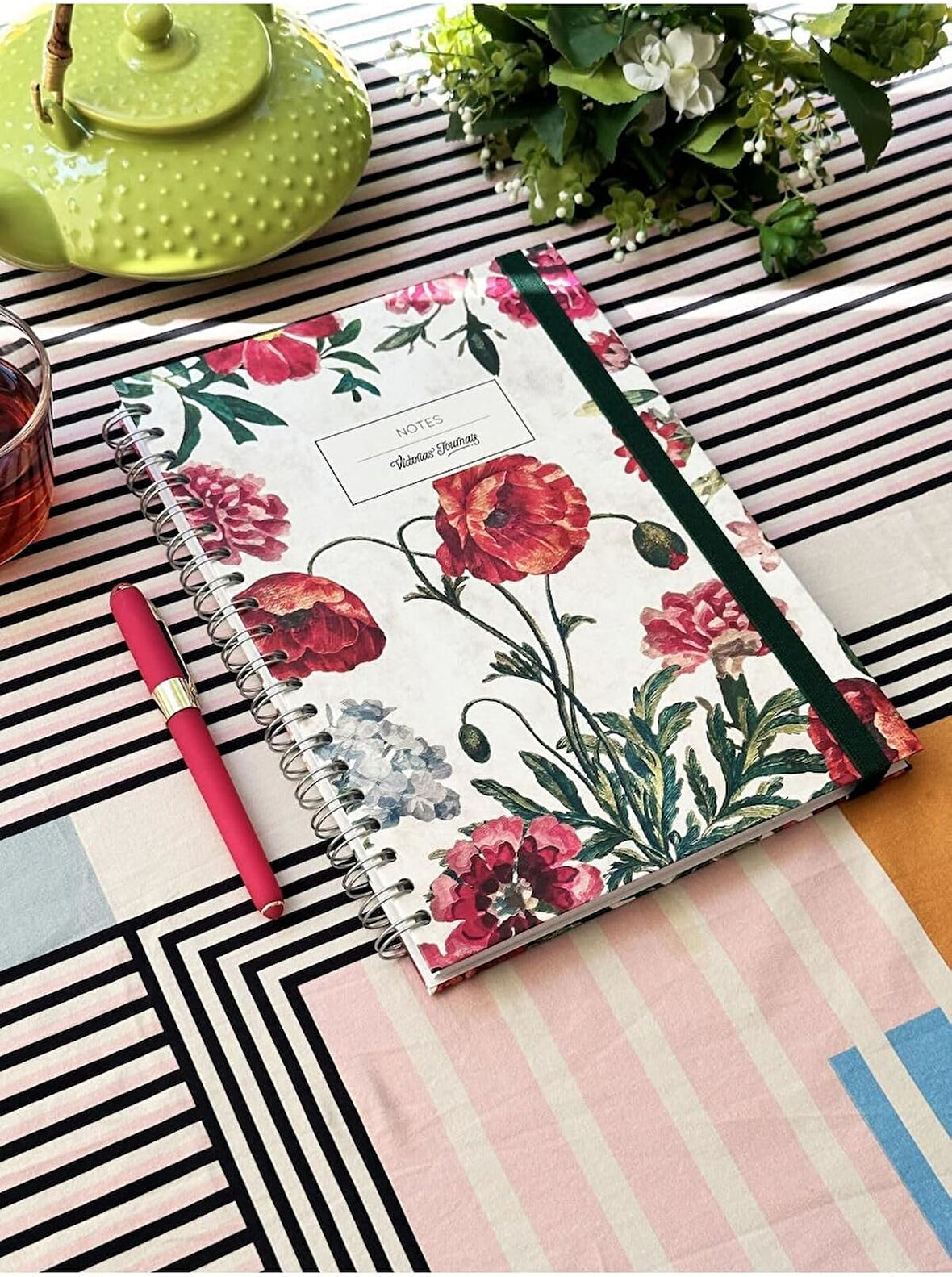 Victoria's Journals Sert Kapak Spiralli Defter Lastikli 20x28 cm .90 gr. 120 Yaprak 40 Çizg