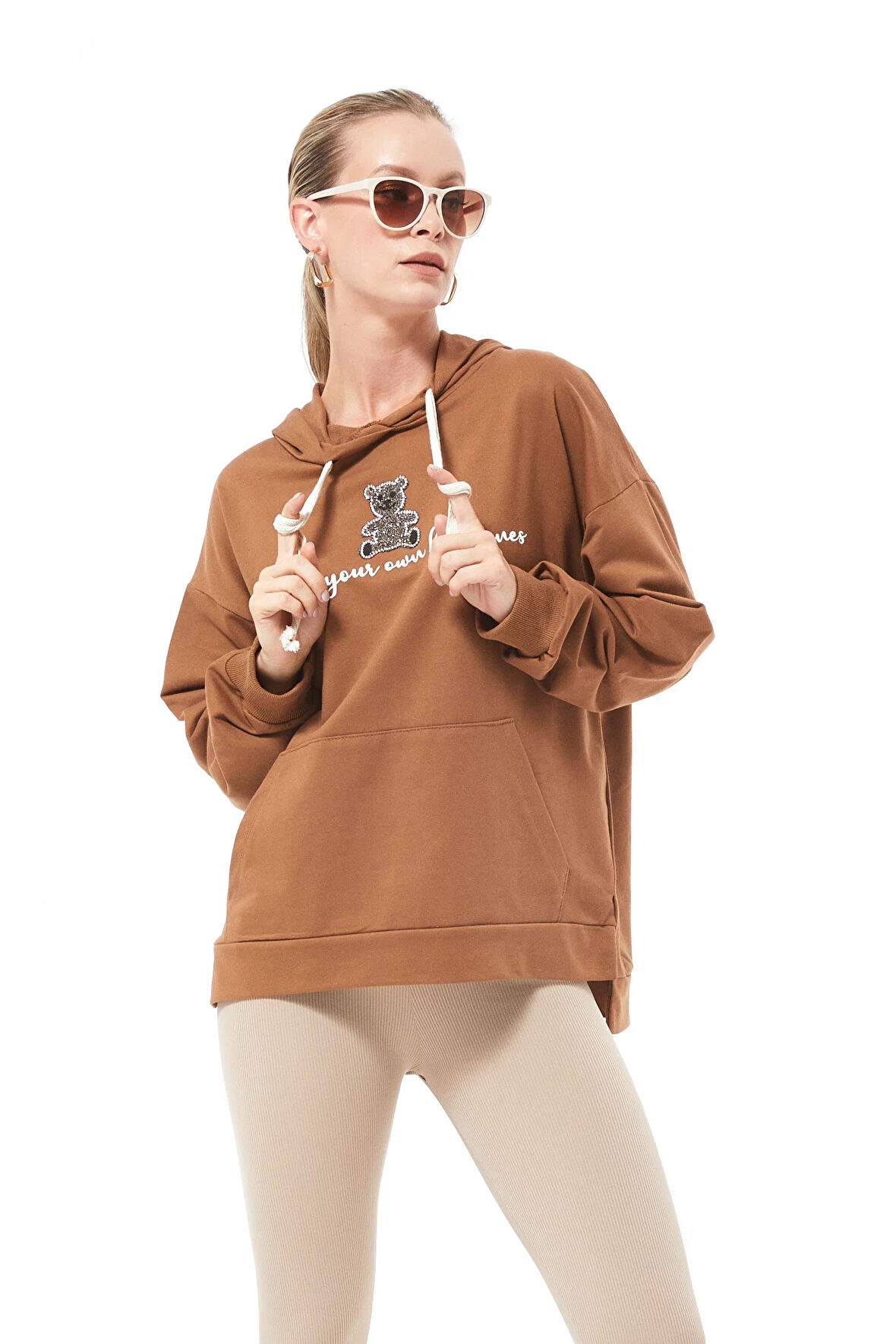 Go Veform Kadın Kanguru Cepli Taşlı Ayıcık Baskılı Kapüşonlu Sweatshirt Açık Kahve ZN5085