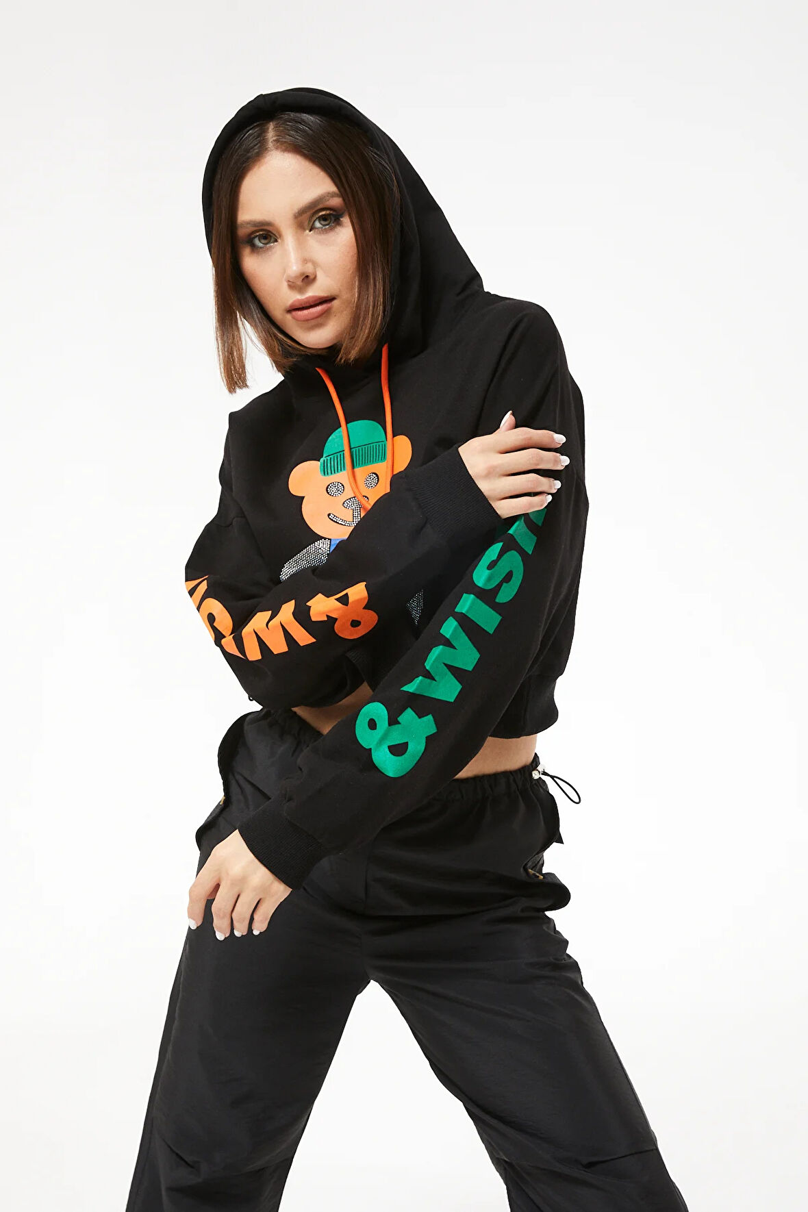 Go Veform Kadın Kapüşonlu Taş Detaylı Ayıcık Baskılı Crop Sweatshirt Siyah ZN5087