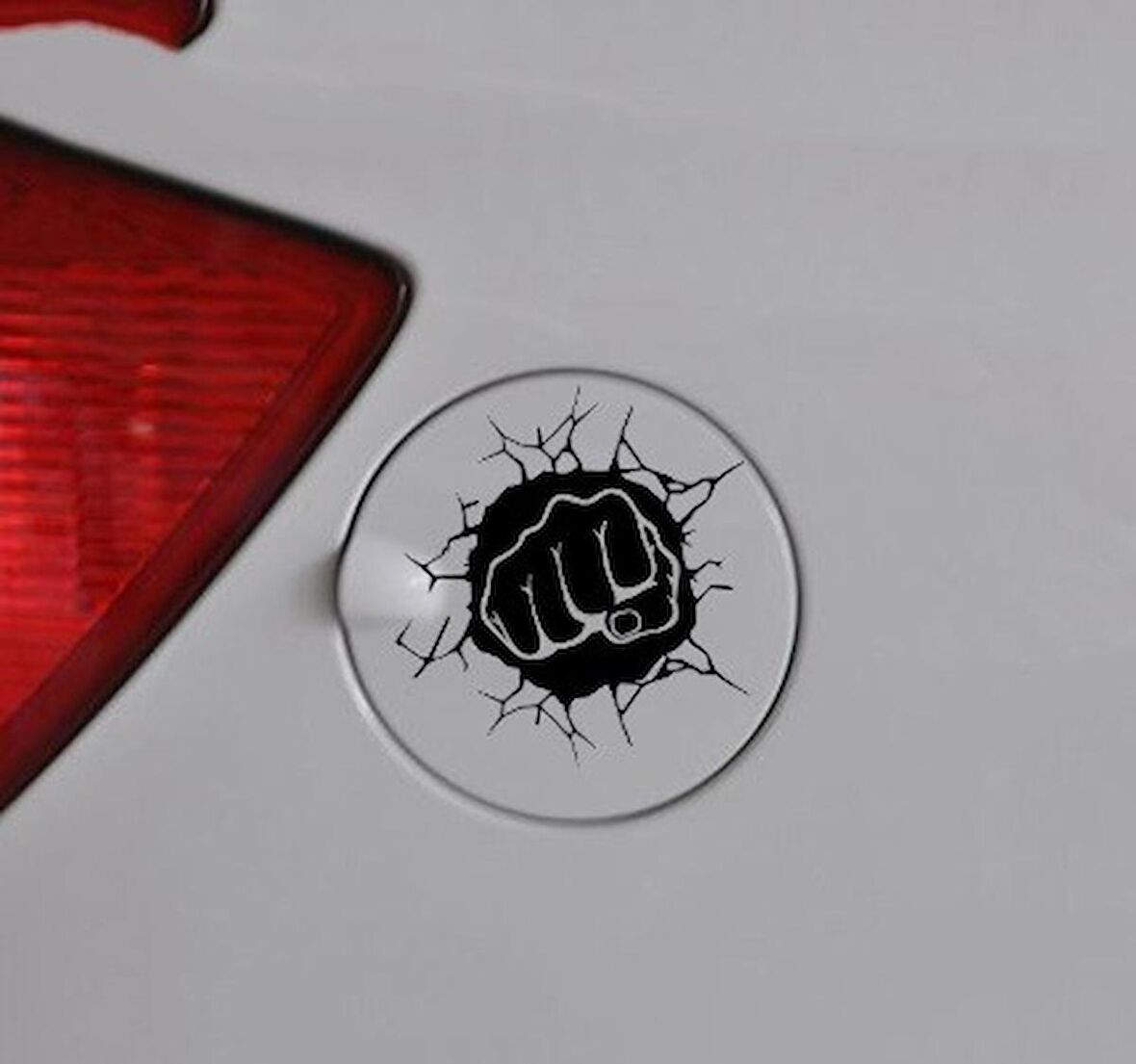 Yumruk Depo Kapağı Oto Sticker Yapıştırma