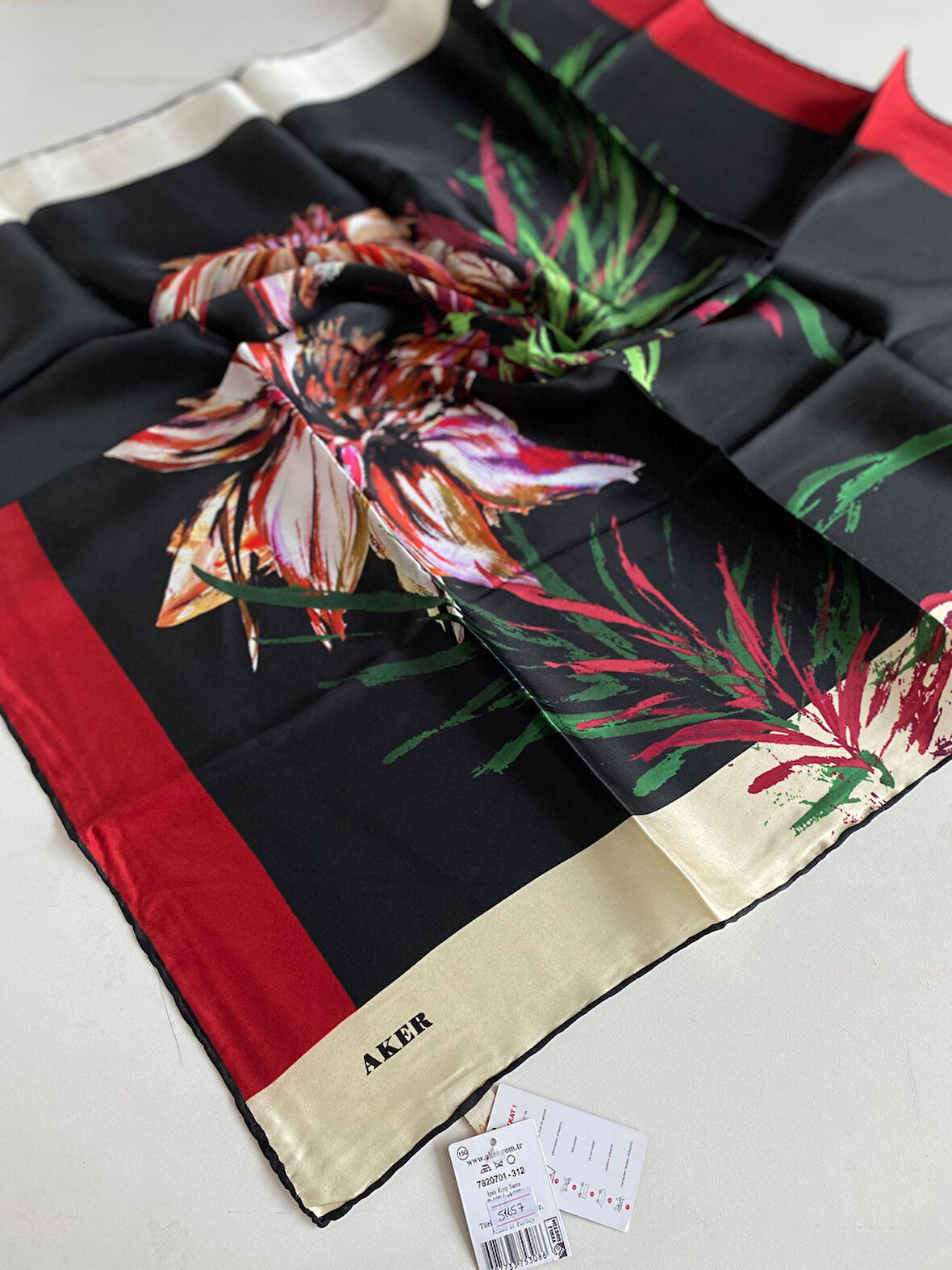 Aker Sura Saf İpek Eşarp  7820701 - 312 Siyah Çiçek Desen