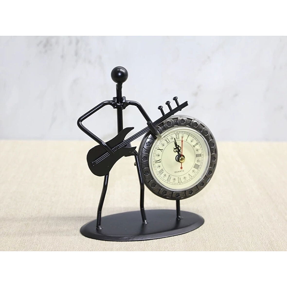 Metal Saatli Gitar Çalan Müzisyen Alk4334