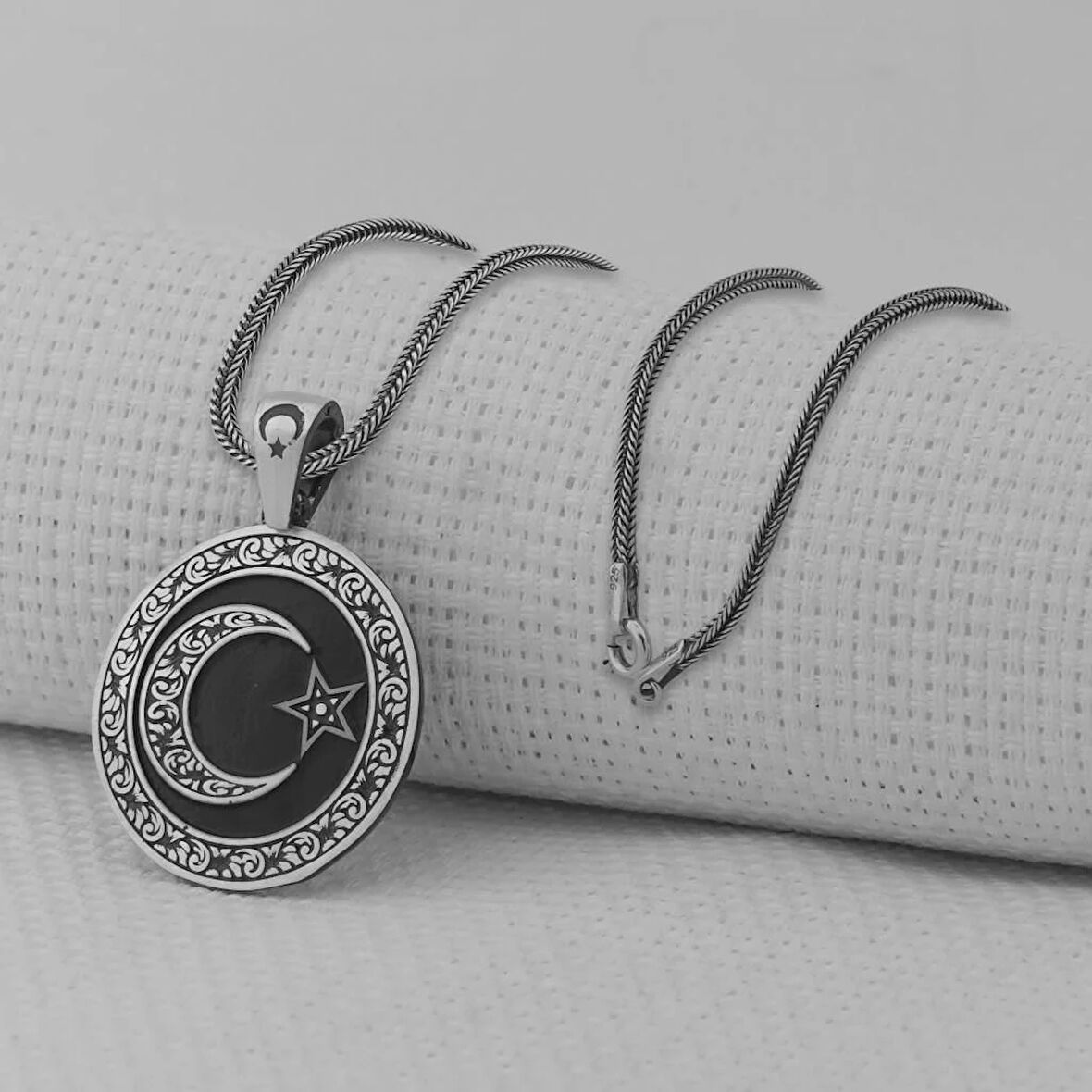 Siyah Gravur İşlemeli Büyük Boy Ay Yıldız 925 Ayar Gümüş Erkek Kolye