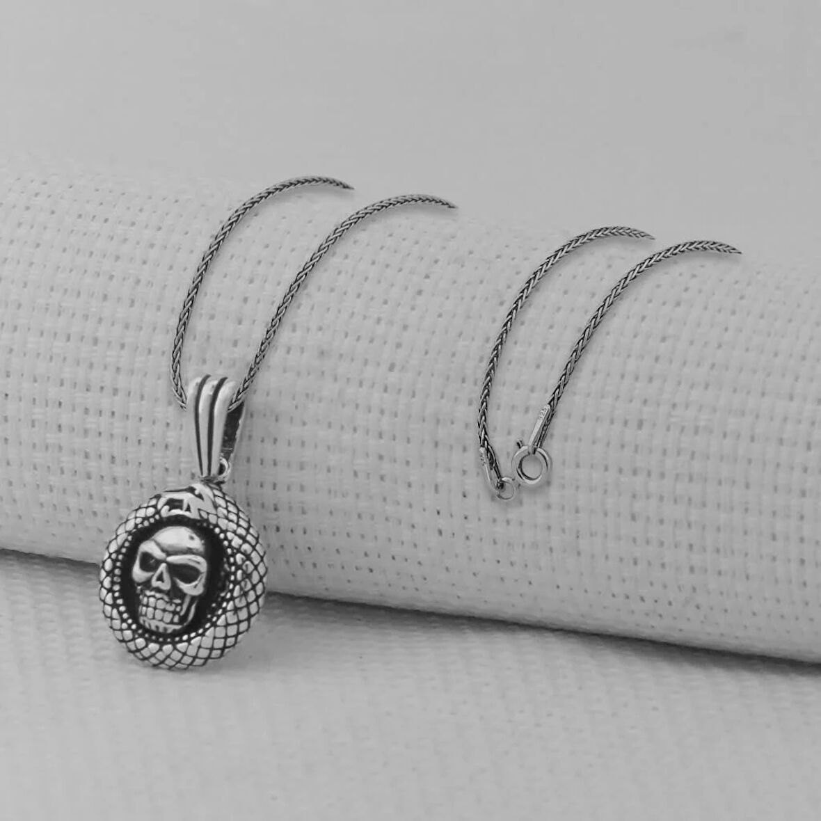 Kurukafalı Yılan Tasarımlı 925 Ayar Gümüş Erkek Kolye