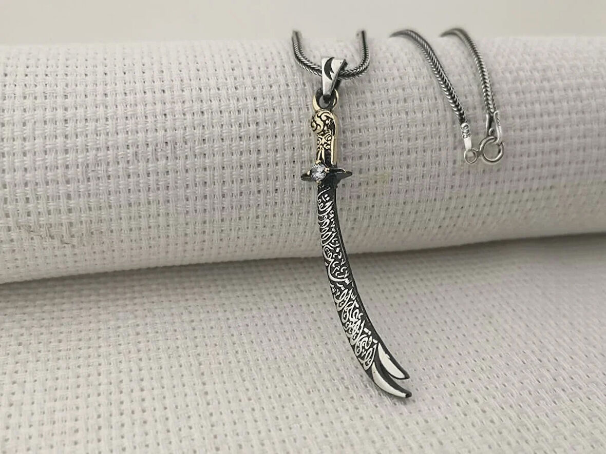 La Fetta İlla Ali La Seyfe İlla Zülfikar Yazılı Beyaz Taşlı 925 Ayar Gümüş Erkek Kolye