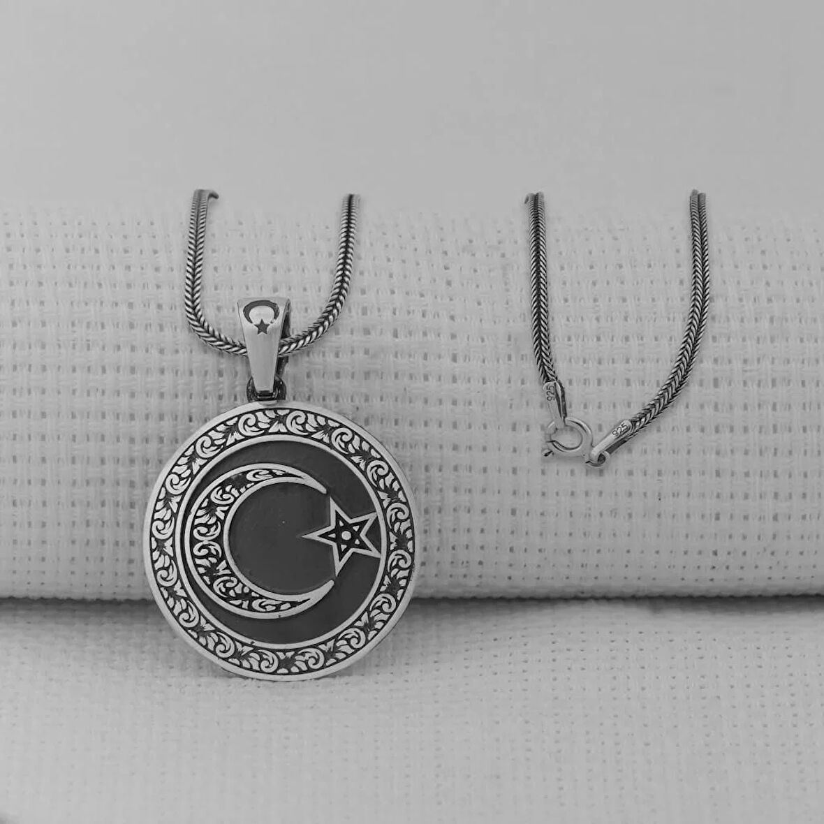 Siyah Gravur İşlemeli Büyük Boy Ay Yıldız 925 Ayar Gümüş Erkek Kolye