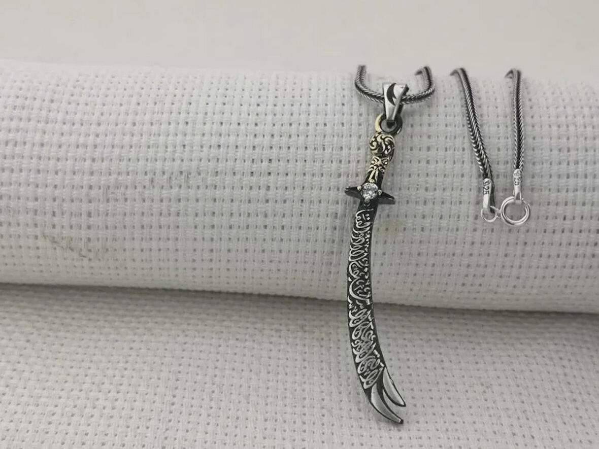 La Fetta İlla Ali La Seyfe İlla Zülfikar Yazılı Beyaz Taşlı 925 Ayar Gümüş Erkek Kolye