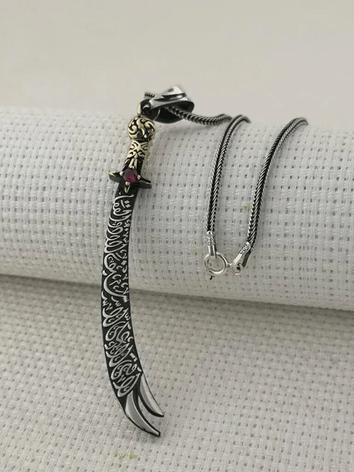 Kırmızı Taşlı La Fetta İlla Ali La Seyfe İlla Zülfikar Yazılı Beyaz Taşlı 925 Ayar Gümüş Erkek Kolye