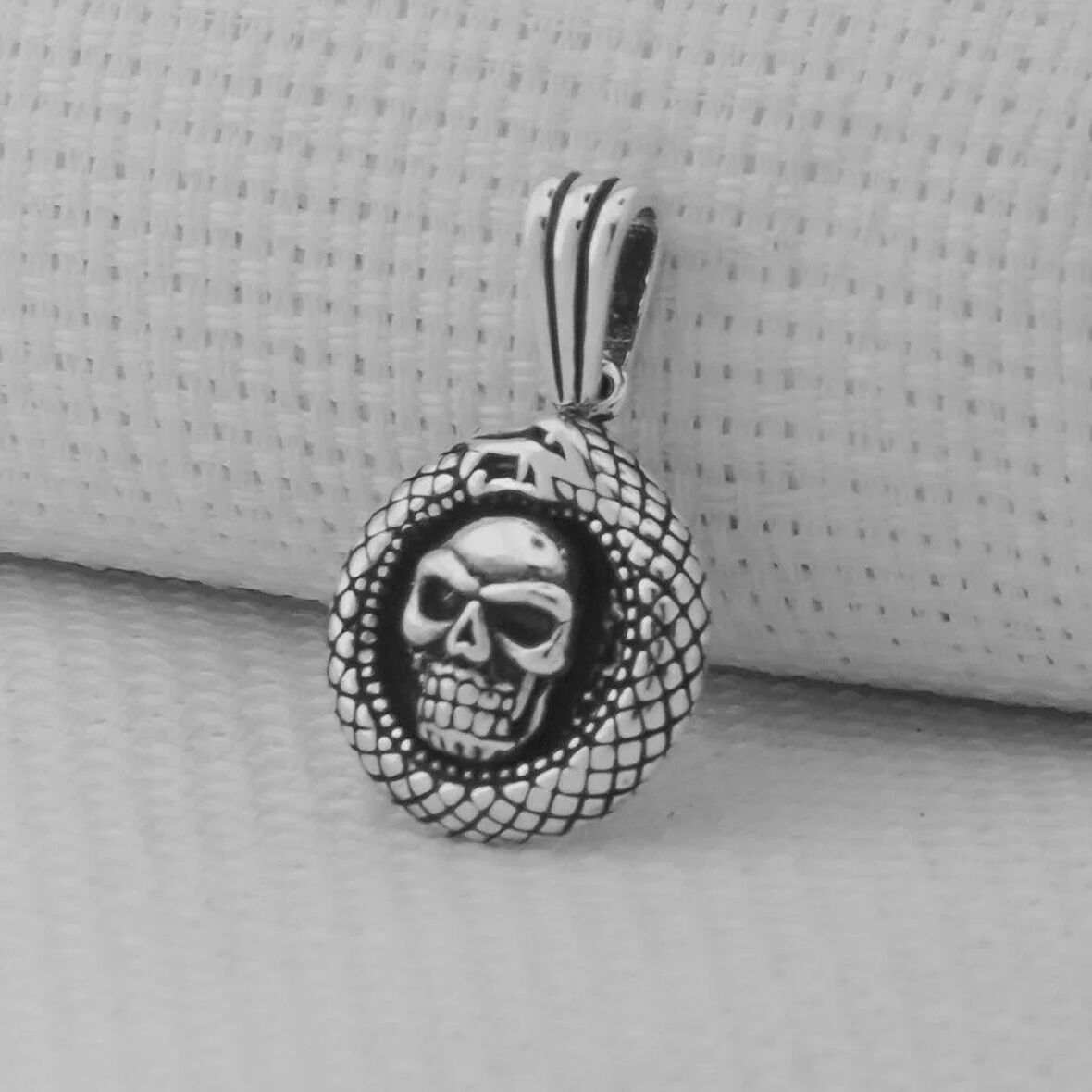 Kurukafalı Yılan Tasarımlı 925 Ayar Gümüş Erkek Kolye Ucu