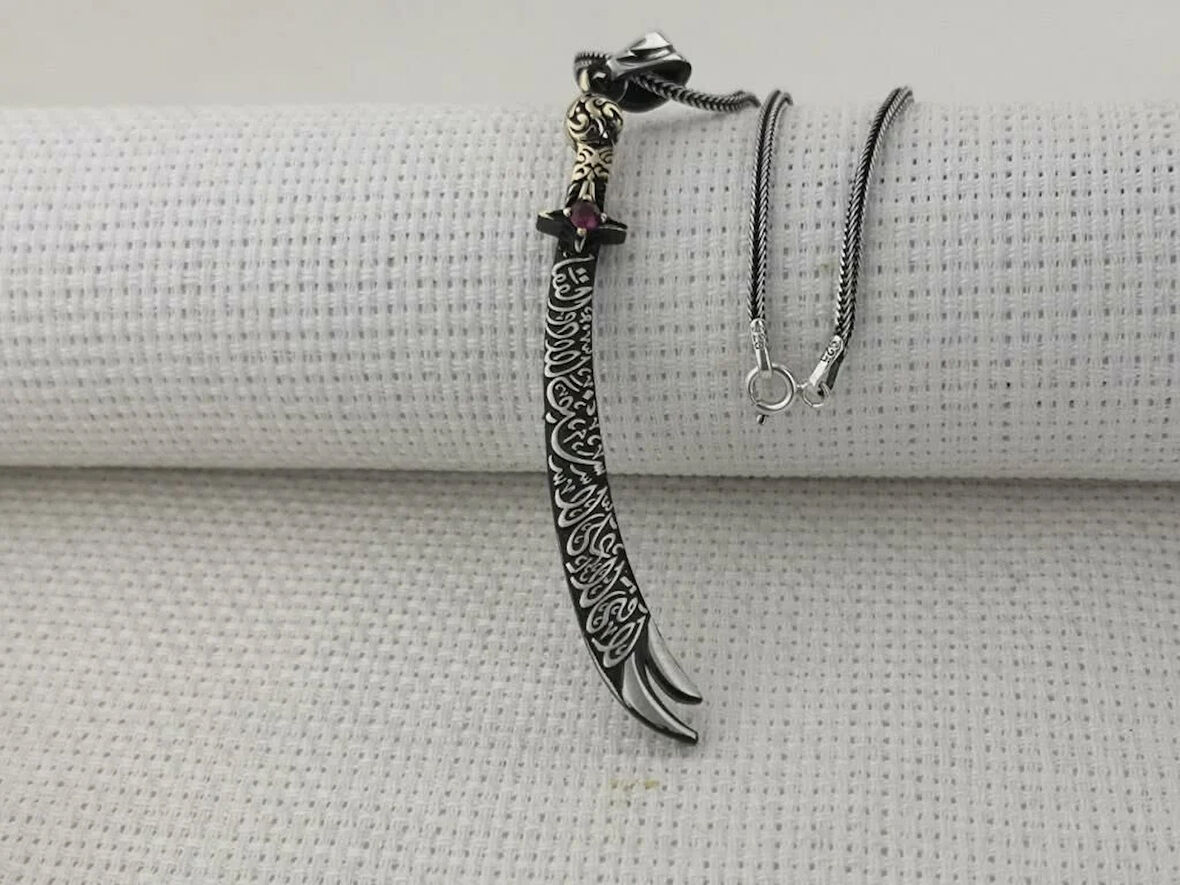 Kırmızı Taşlı La Fetta İlla Ali La Seyfe İlla Zülfikar Yazılı Beyaz Taşlı 925 Ayar Gümüş Erkek Kolye