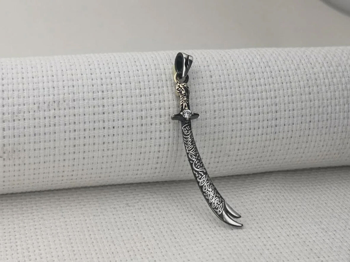 La Fetta İlla Ali La Seyfe İlla Zülfikar Yazılı Beyaz Taşlı 925 Ayar Gümüş Erkek Kolye Ucu