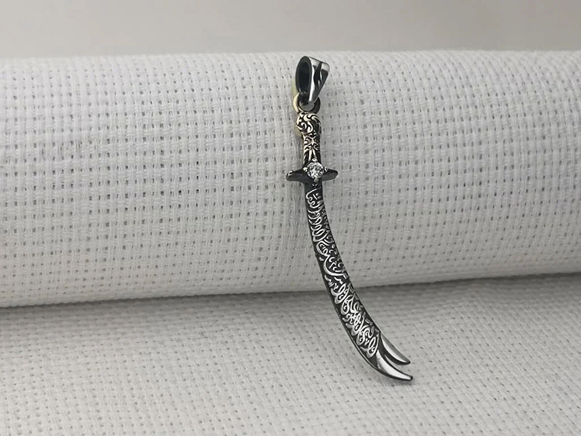 La Fetta İlla Ali La Seyfe İlla Zülfikar Yazılı Beyaz Taşlı 925 Ayar Gümüş Erkek Kolye Ucu