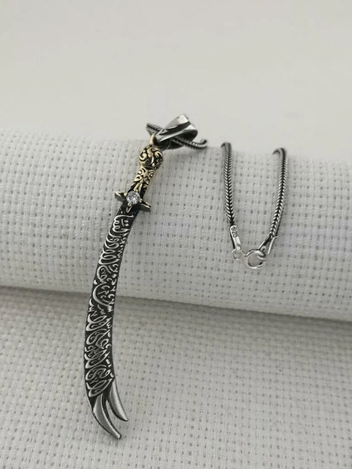 La Fetta İlla Ali La Seyfe İlla Zülfikar Yazılı Beyaz Taşlı 925 Ayar Gümüş Erkek Kolye