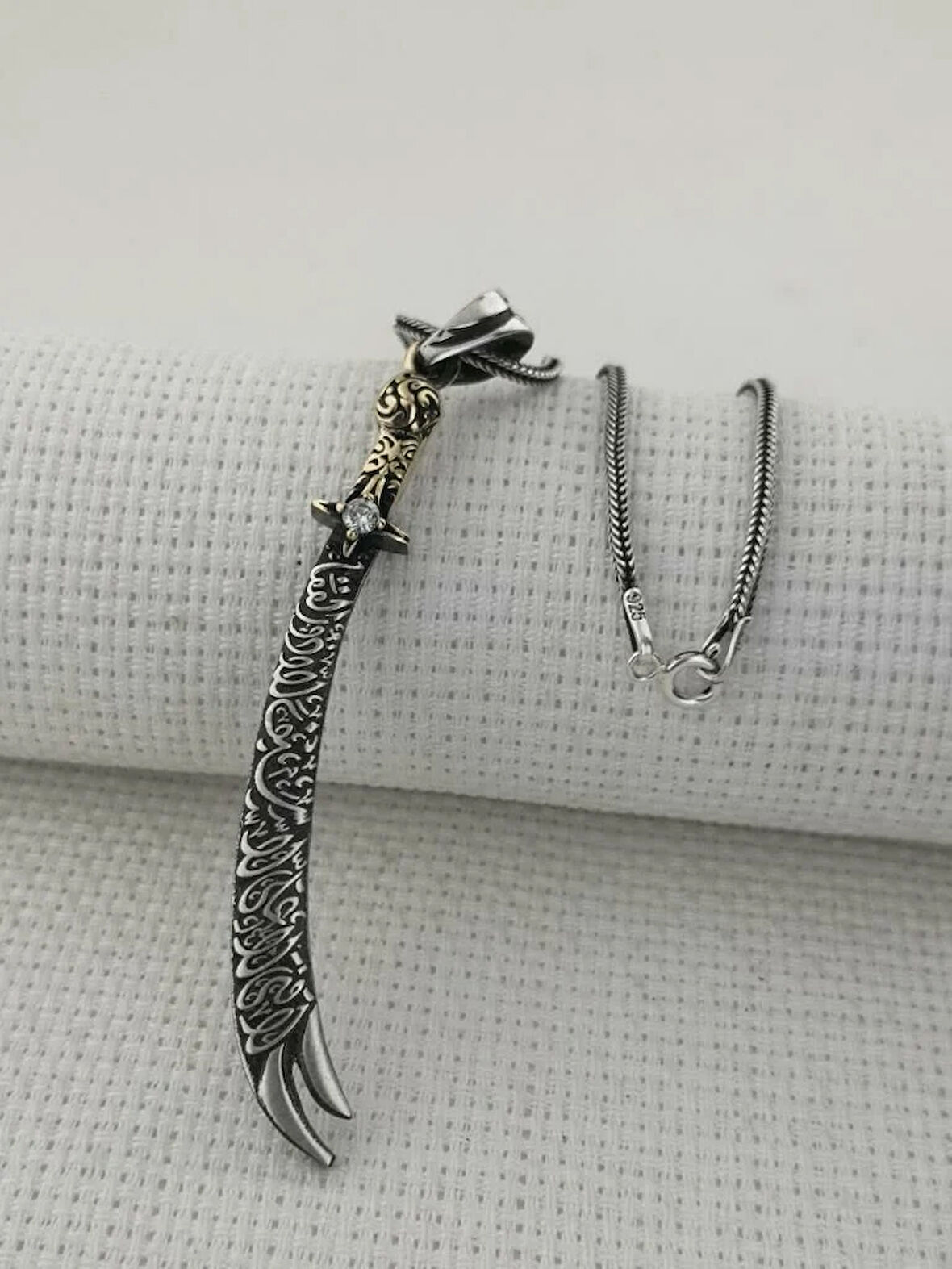 La Fetta İlla Ali La Seyfe İlla Zülfikar Yazılı Beyaz Taşlı 925 Ayar Gümüş Erkek Kolye