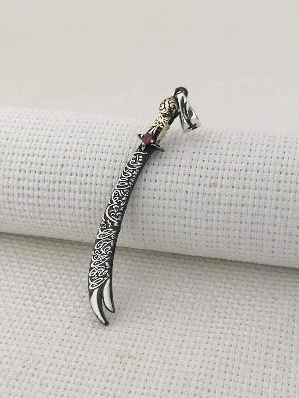 Kırmızı Taşlı La Fetta İlla Ali La Seyfe İlla Zülfikar Yazılı  925 Ayar Gümüş Erkek Kolye Ucu