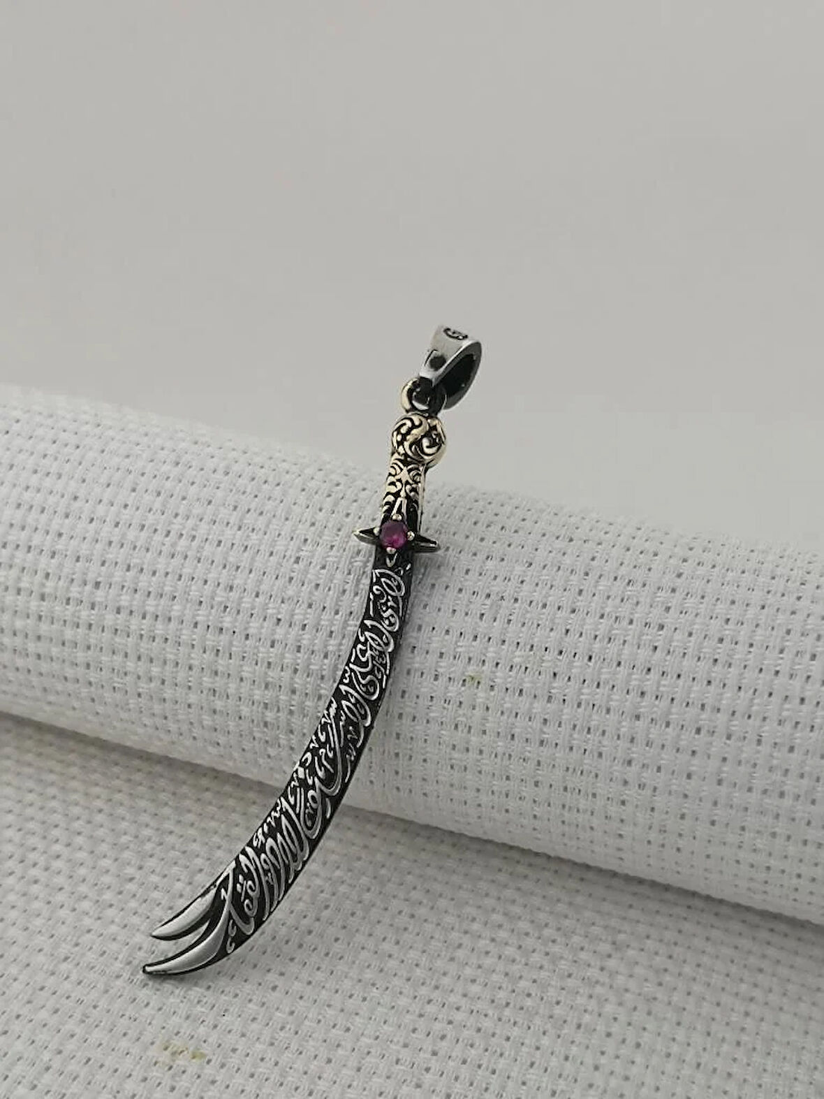 Kırmızı Taşlı La Fetta İlla Ali La Seyfe İlla Zülfikar Yazılı Beyaz Taşlı 925 Ayar Gümüş Erkek Kolye Ucu